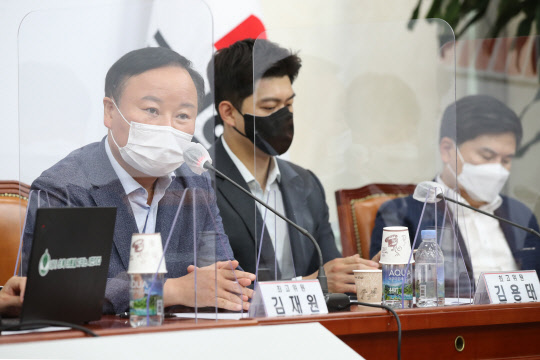 지난 7월29일 김재원(왼쪽) 국민의힘 최고위원이 서울 여의도 국회에서 열린 최고위원회의에서 발언하고 있다.연합뉴스